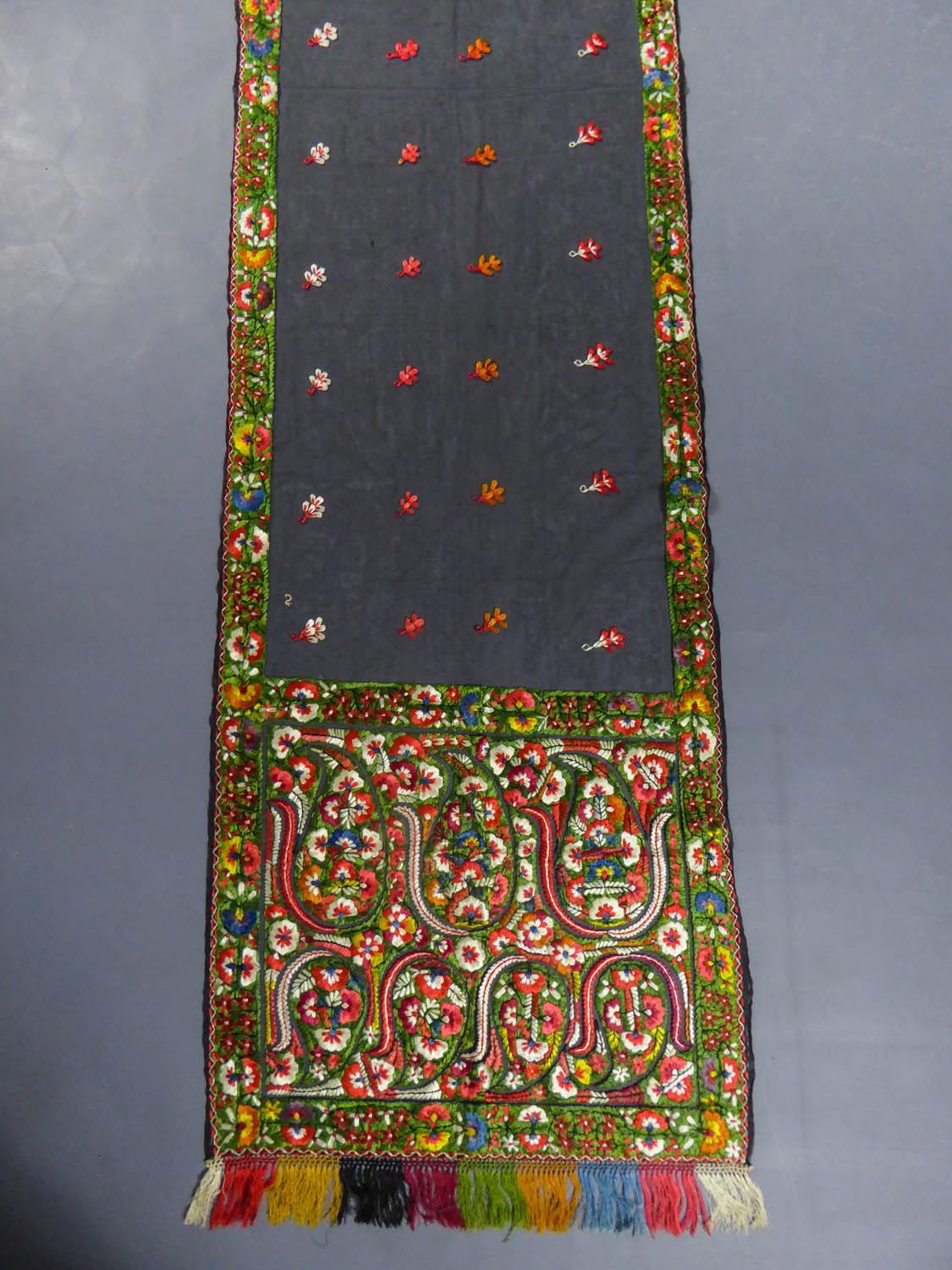 Dehli étole en tulle brodée de soie floss-silk  Inde pour l'exportation vers 1830 Bon état - En vente à Toulon, FR