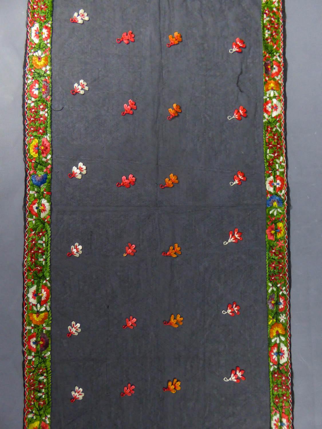 Women's or Men's A Net embroidered Stole with floss-silk - India for export Western Circa 1830 For Sale