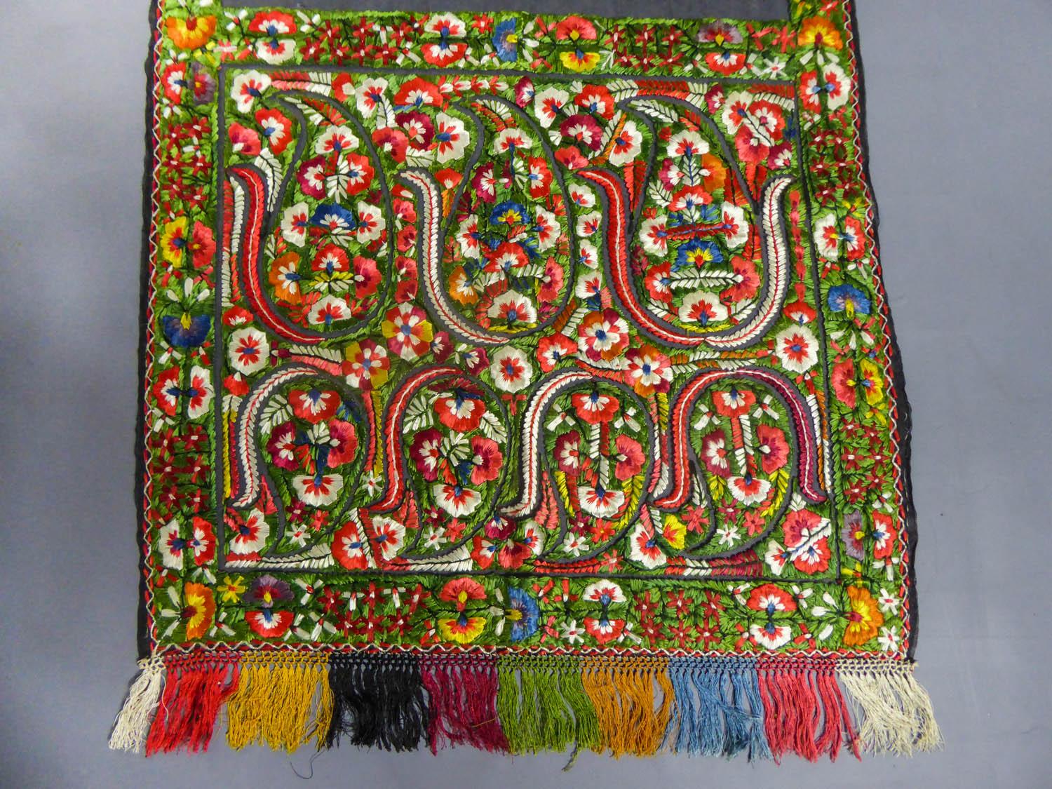 Dehli étole en tulle brodée de soie floss-silk  Inde pour l'exportation vers 1830 en vente 1