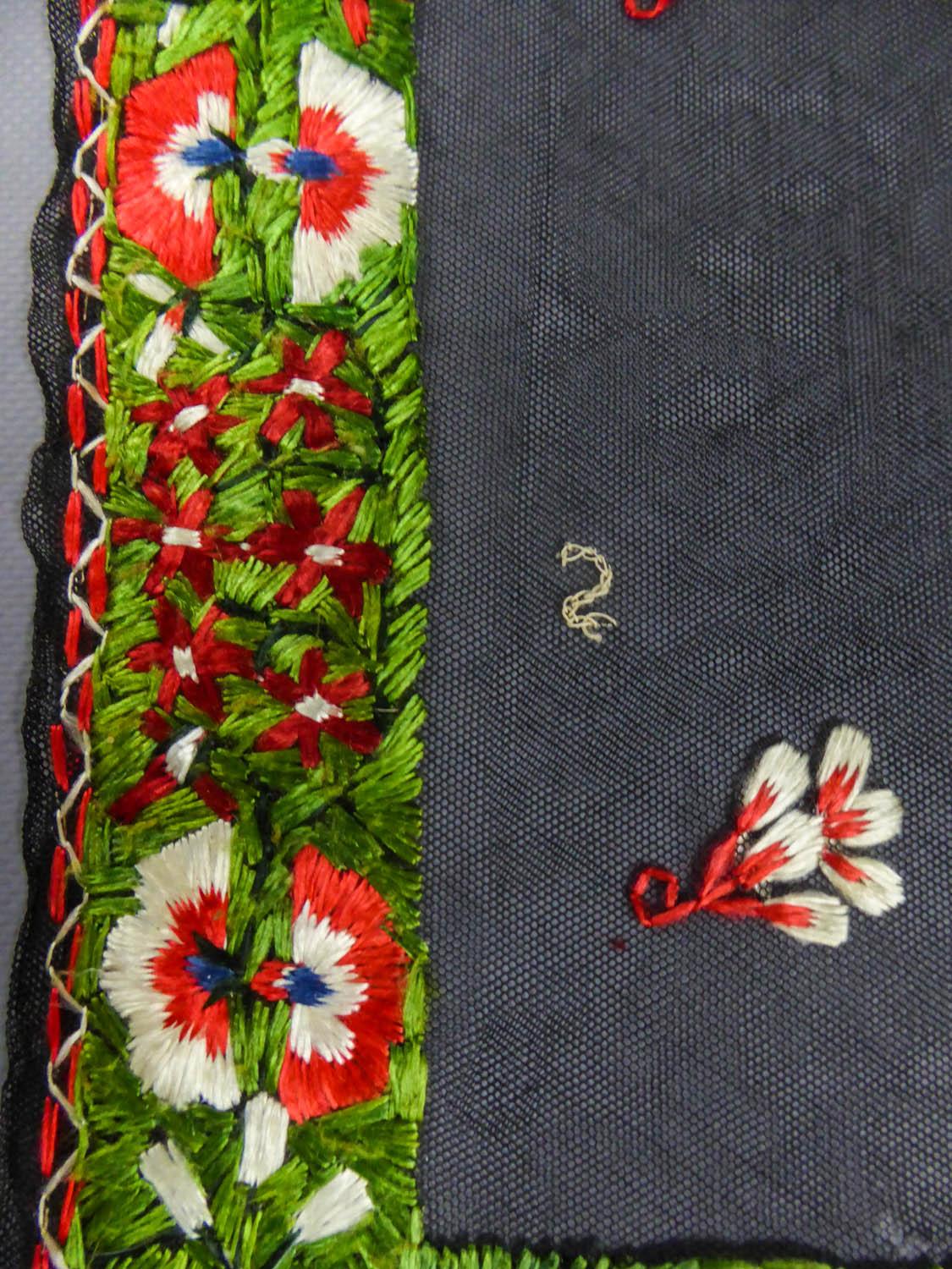 Dehli étole en tulle brodée de soie floss-silk  Inde pour l'exportation vers 1830 en vente 4