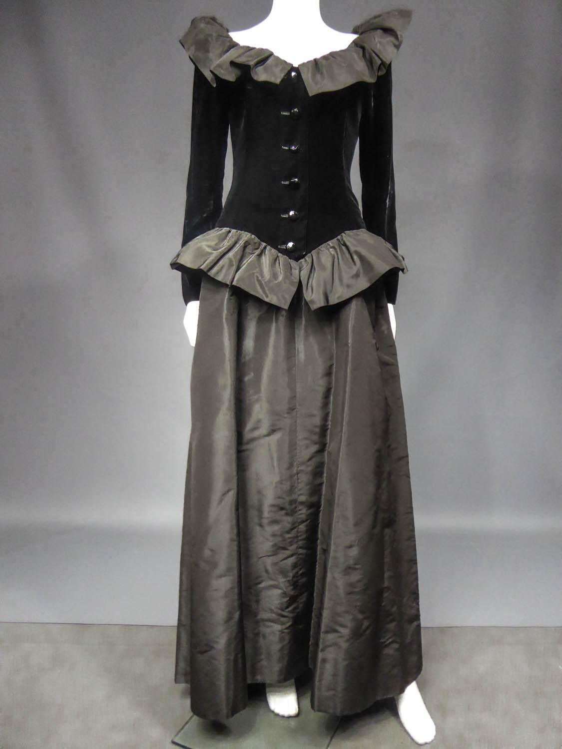 A Givenchy Couture Velvet and Taffeta Evening Dress - French Circa 1980  In Good Condition For Sale In Toulon, FR