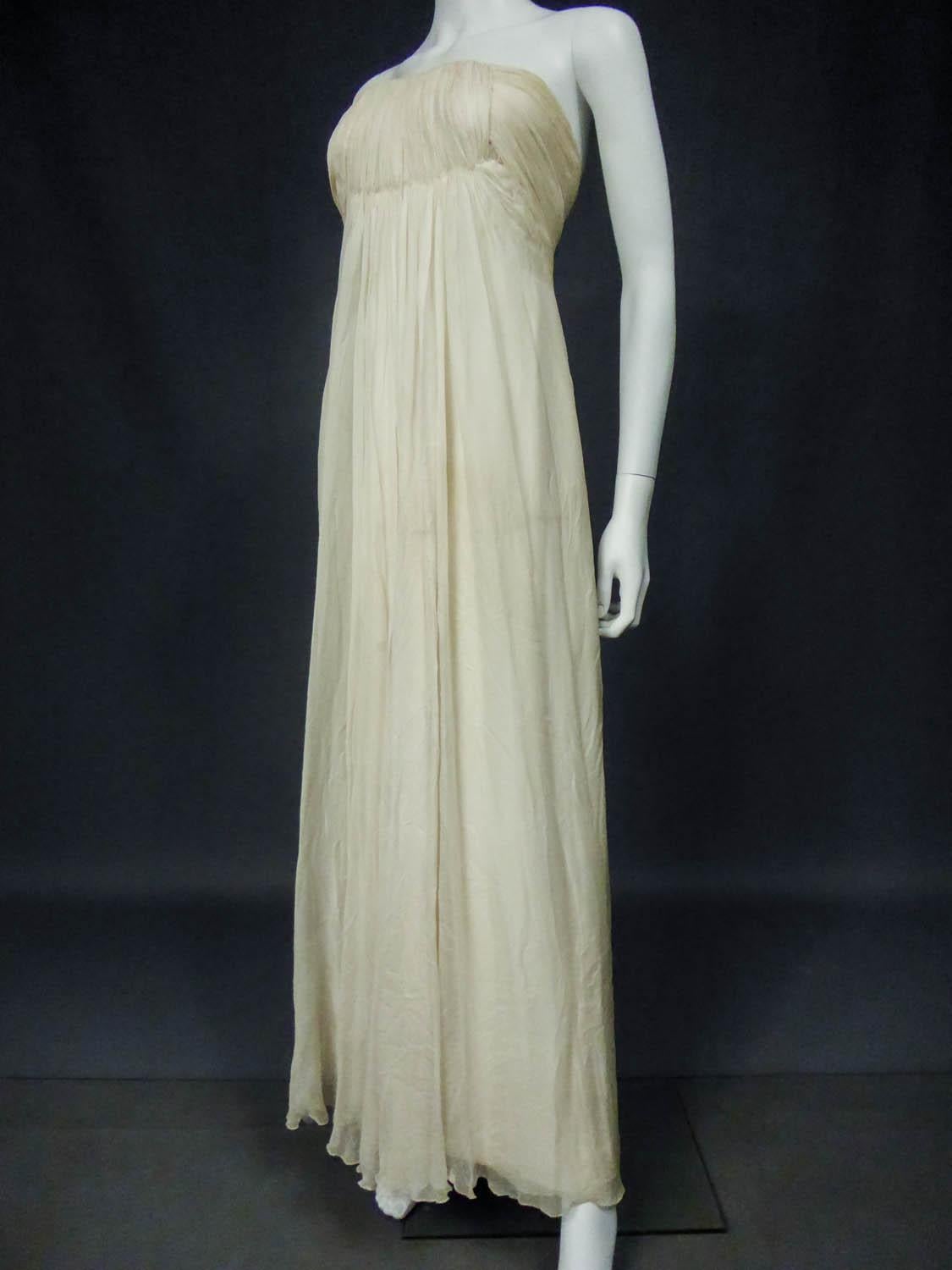 A French Couture Chiffon Cream Evening Dress Circa 1970 In Good Condition For Sale In Toulon, FR