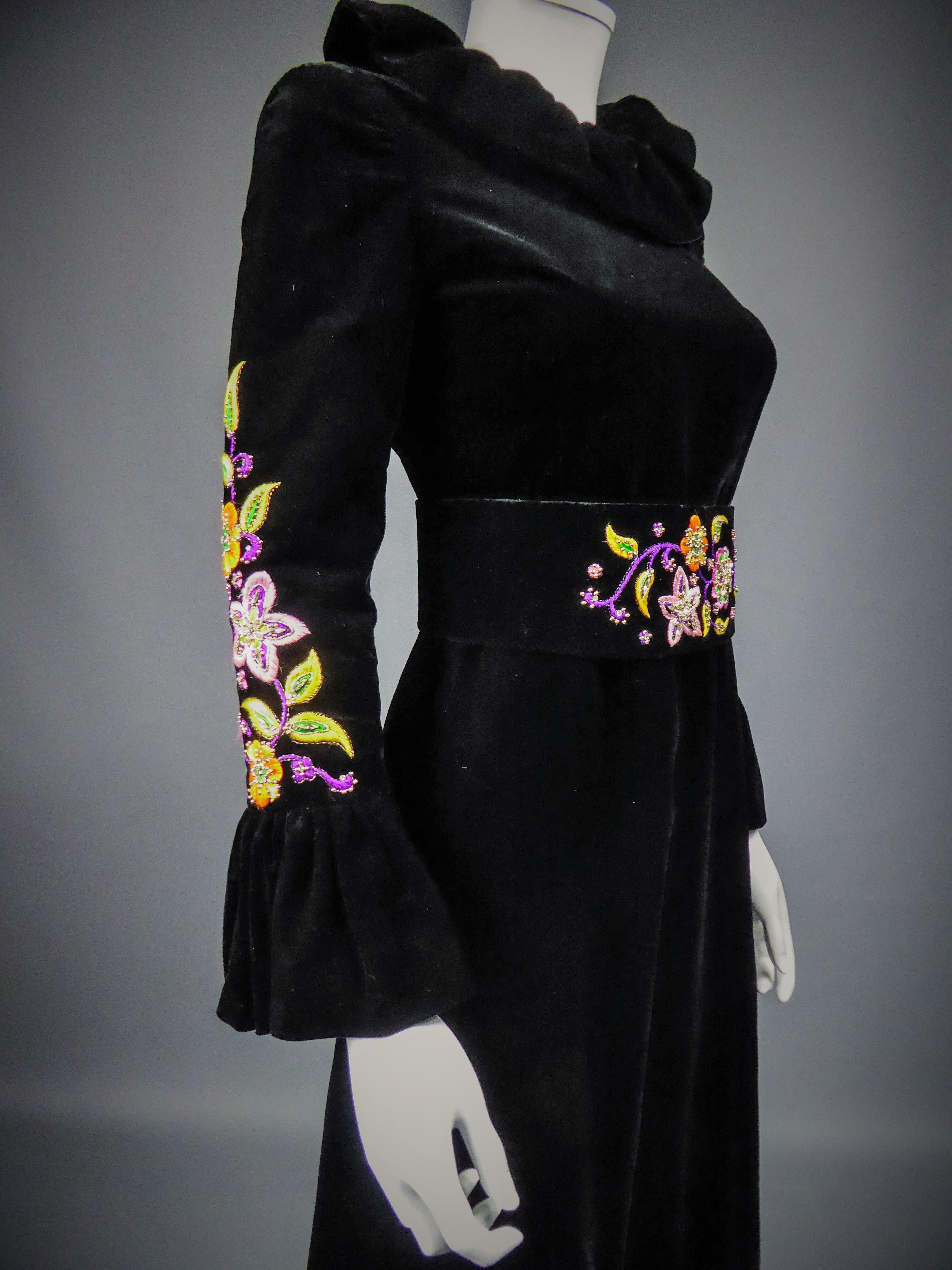 Noir  Jean-Louis Scherrer - Robe en velours noir de haute couture française, circa 1990 en vente