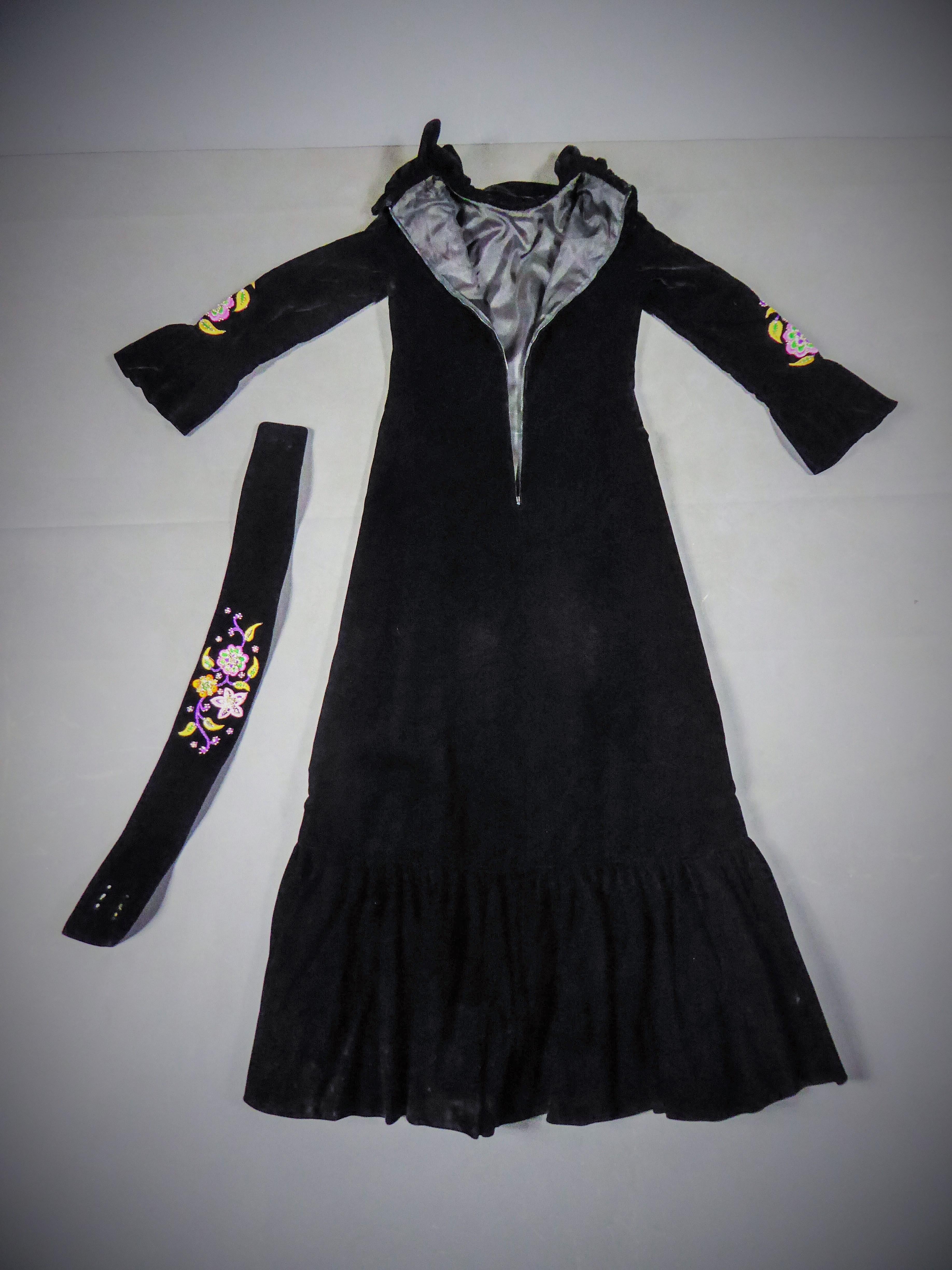  Jean-Louis Scherrer Französisches Couture Kleid aus schwarzem Samt um 1990 im Zustand „Gut“ im Angebot in Toulon, FR