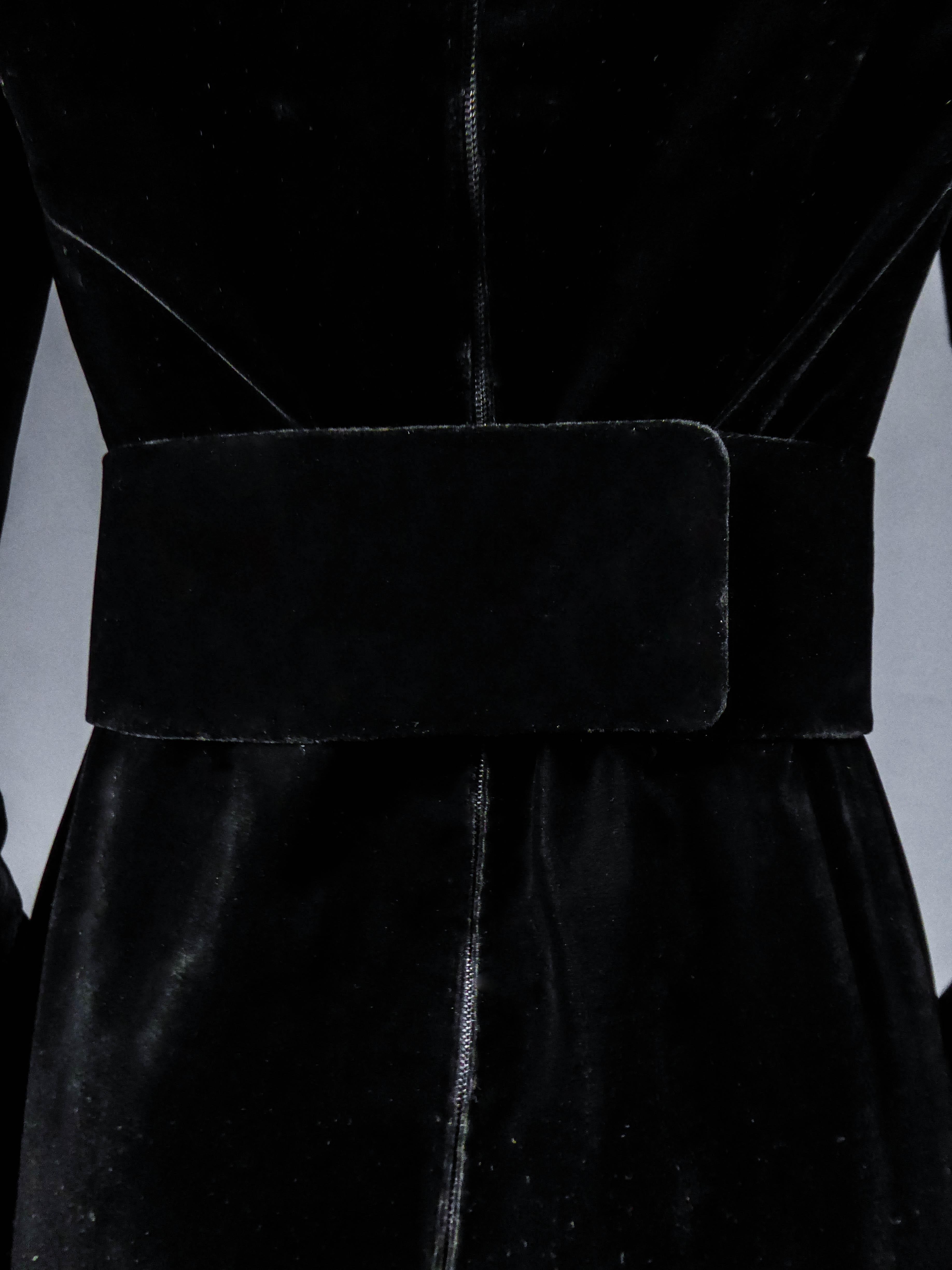  Jean-Louis Scherrer Französisches Couture Kleid aus schwarzem Samt um 1990 im Angebot 5