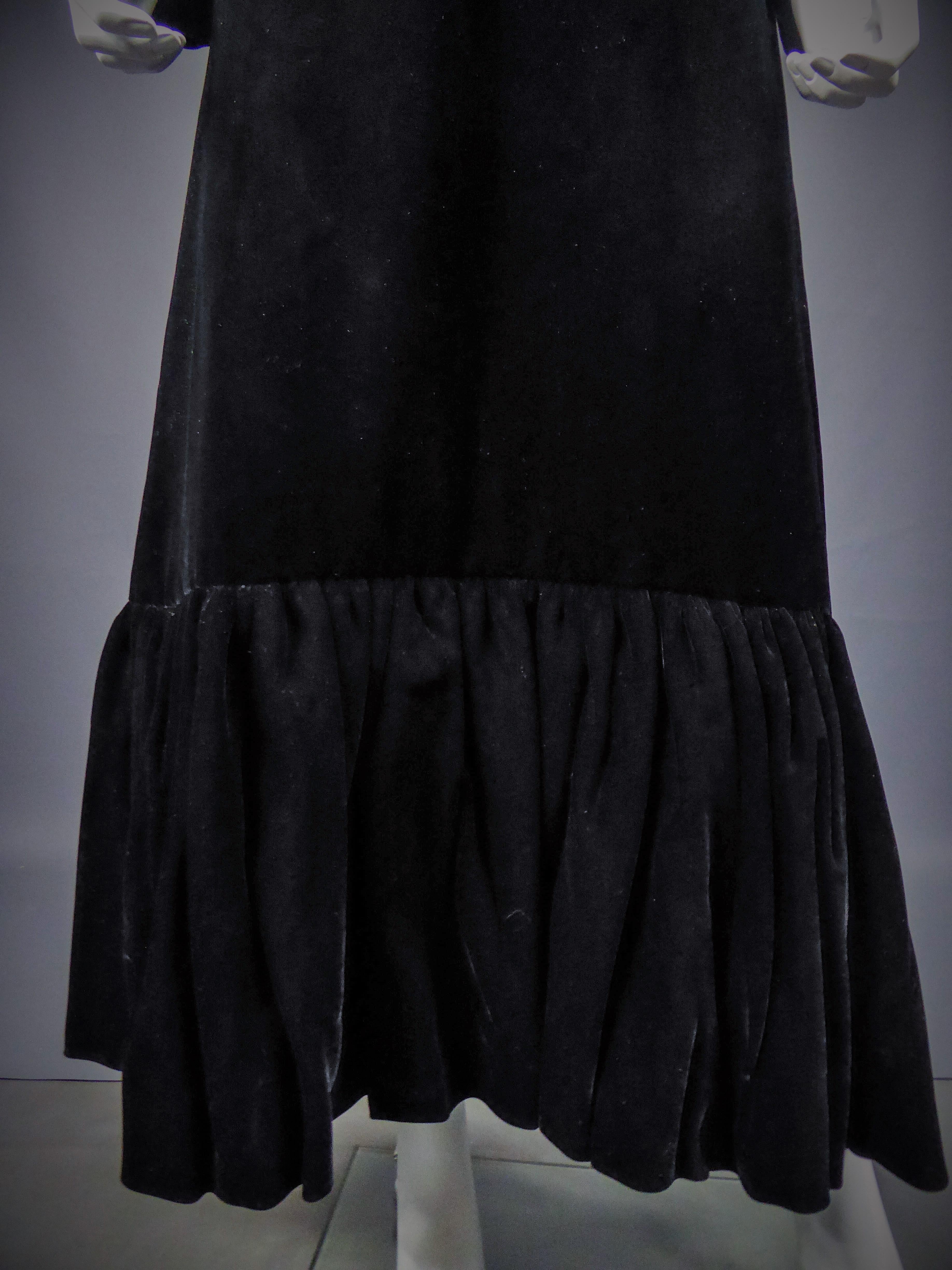  Jean-Louis Scherrer Französisches Couture Kleid aus schwarzem Samt um 1990 im Angebot 9