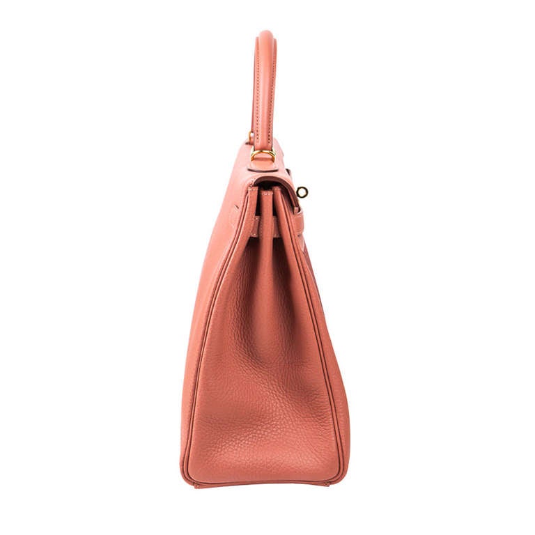 Model: 35cm Kelly
Color: Rose Tea
Material: Clemence leather
Hardware: Gold
Closure: Two strap with turn lock
Dimensions: 14