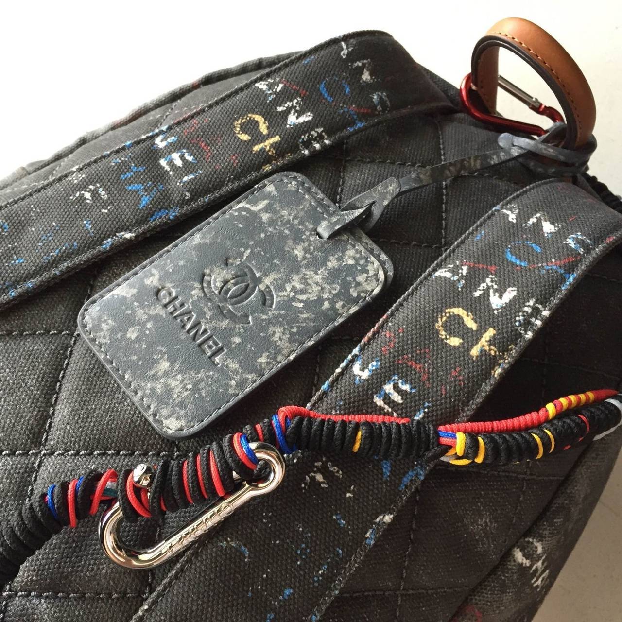 En l'état 
Pas de sac à poussière
Pas de boîte ÉTAT EN L'ÉTAT 
A été authentifié par Chanel Ethinceler 
Achat par les salariés 

100% authentique garanti

2014 Spring Summer CHANEL Beige Multi-Color Backpack Bag

Logo CC en suspension
