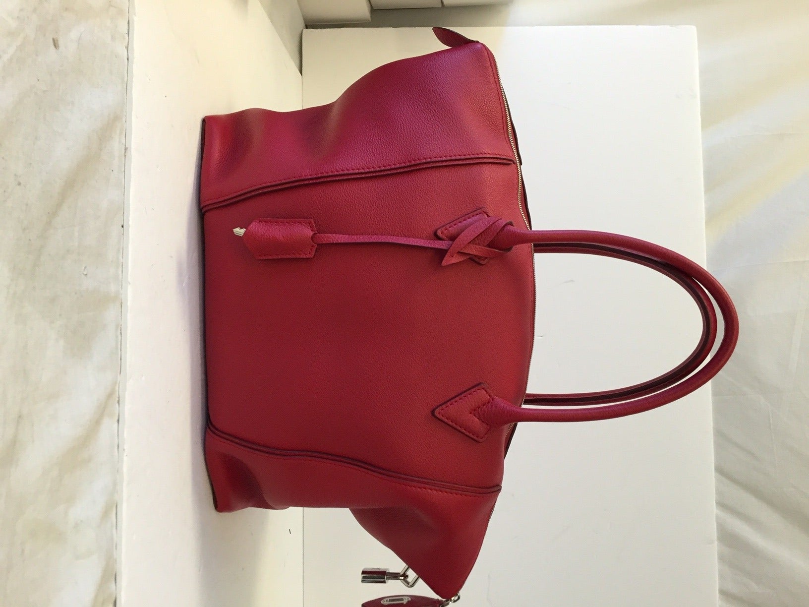 Louis Vuitton Soft Lockit MM Bag In Excellent Condition For Sale In Westmount, Quebec