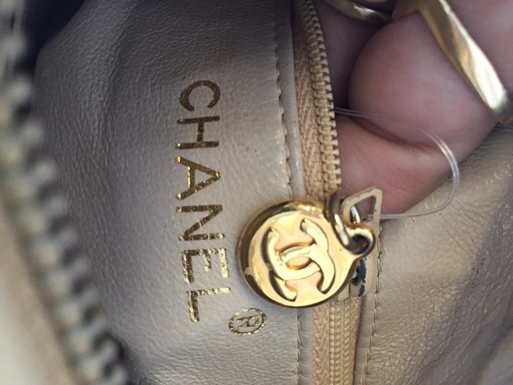 Chanel Vintage Camera Knot Bag in Beige In Excellent Condition For Sale In Westmount, Quebec