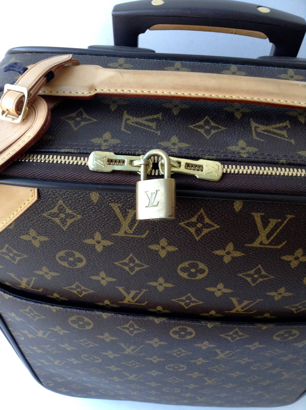 AUTHENTIC LOUIS VUITTON rolling travel bag suitcase in Excellent condition.  Signature monogram canvas exterior trimmed with tan leather, brown canvas, and bronze hardware.  Comes as is.

Available in Toronto

date code: SP2058

Measurements: