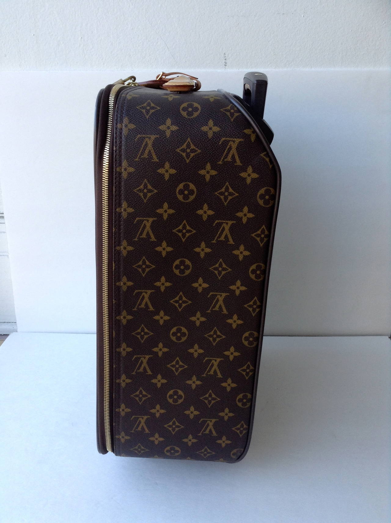Louis Vuitton Pegase 45 Monogram Rolling Travel Bag Suitcase In Excellent Condition For Sale In Westmount, Quebec