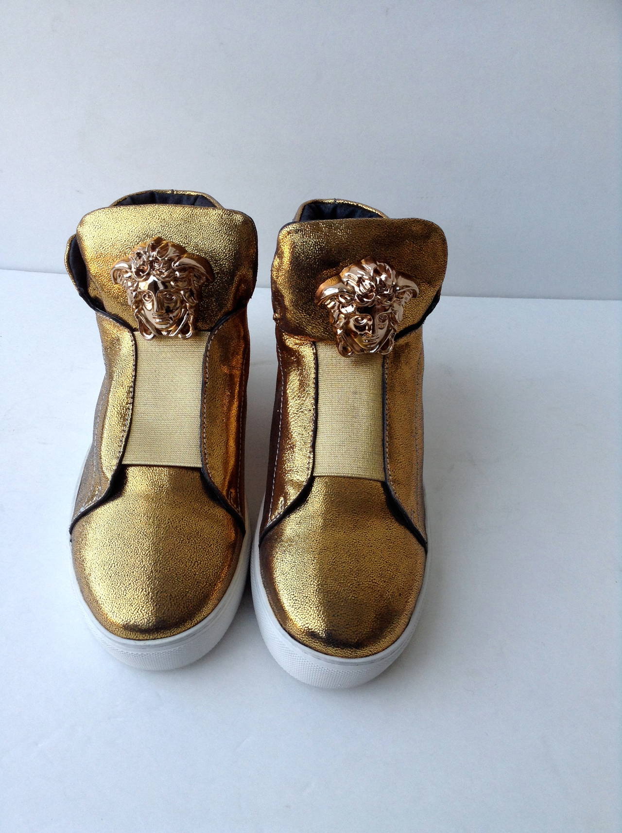 Palazzo Hi-Top Sneaker
Gold leather
Featuring Iconic Medusa emblem on front
Made in Italy

comes as is no box
men's size 43