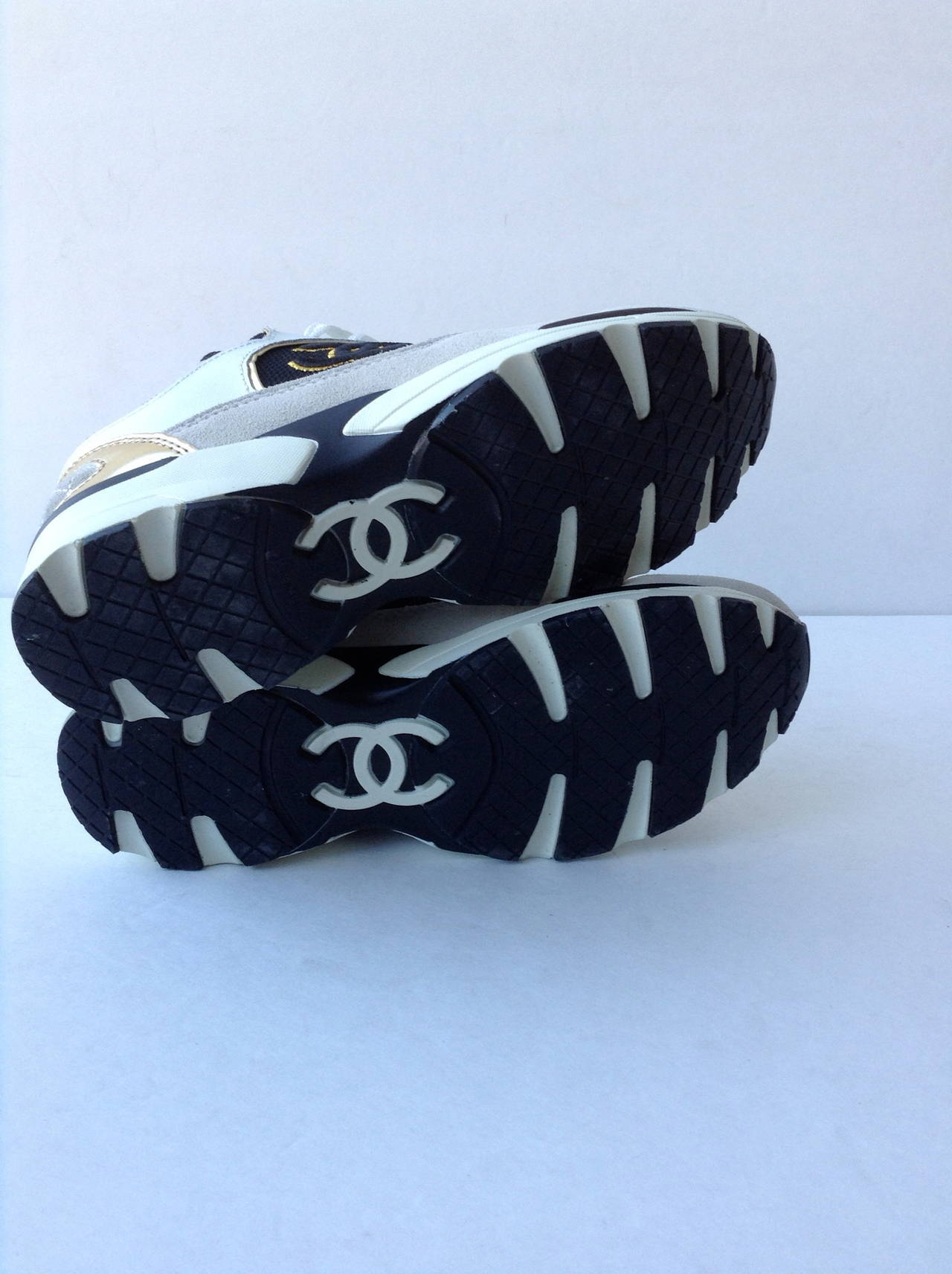 2011/2012 Cruise Chanel Sneakers In Excellent Condition For Sale In Westmount, Quebec