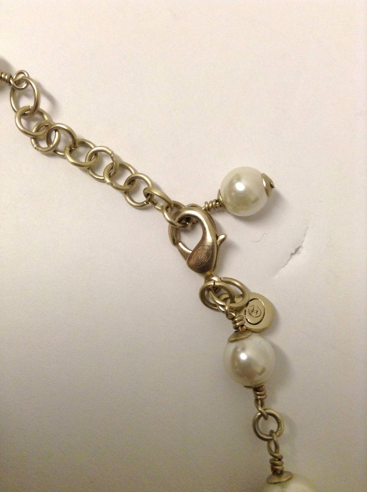 2013 Chanel Single Strand pearl Necklace 
20 inches in length 
Comes with Pre Owned Chanel Box