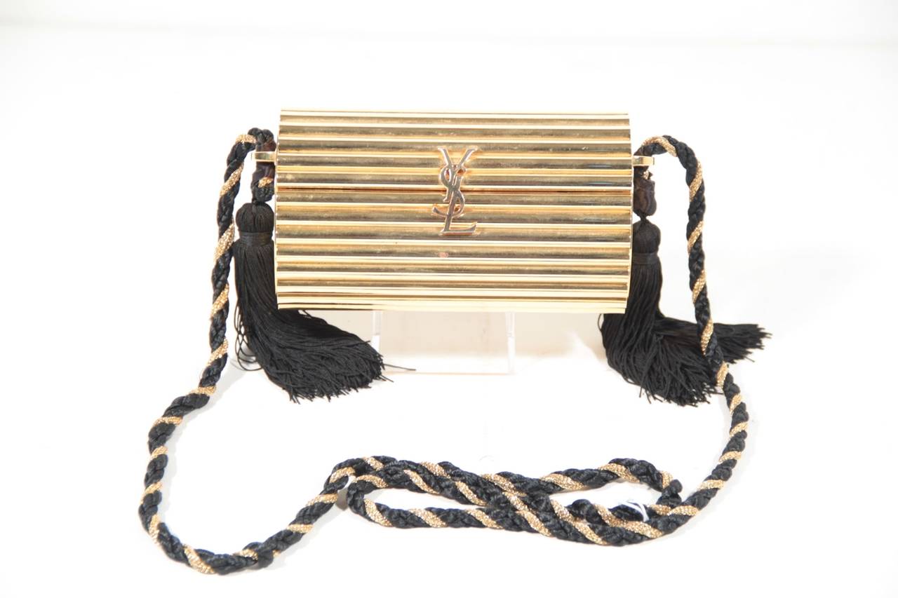 1990s Yves Saint Laurent Gold Tassel Clutch Bag In Good Condition For Sale In Westmount, Quebec