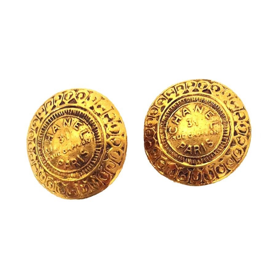 1994 CHANEL VINTAGE ICONIC Rue 31 Cambon clip on Earrings For Sale