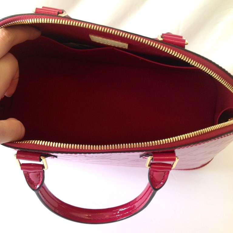 Brand New 2014 Louis Vuitton Alma MM in Vernis Leather Indian Rose In New Condition In Westmount, Quebec