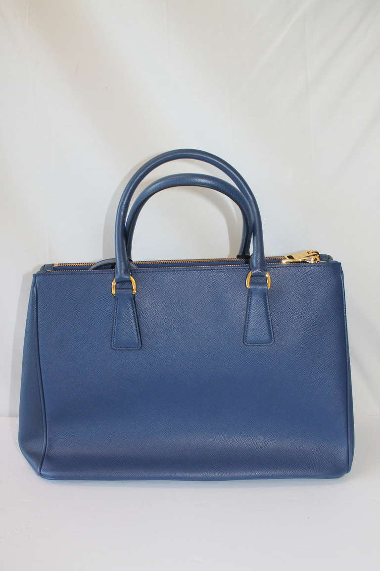 2013-  Prada Saffiano Double Zip Lux Tote with Strap in Bluette In Excellent Condition For Sale In Westmount, Quebec