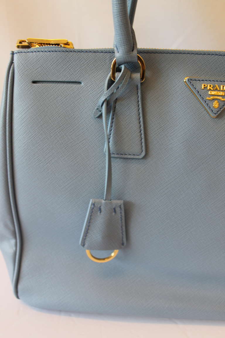2013 - Prada Saffiano Double Zip Lux Tote with Strap in Astrale In Excellent Condition In Westmount, Quebec