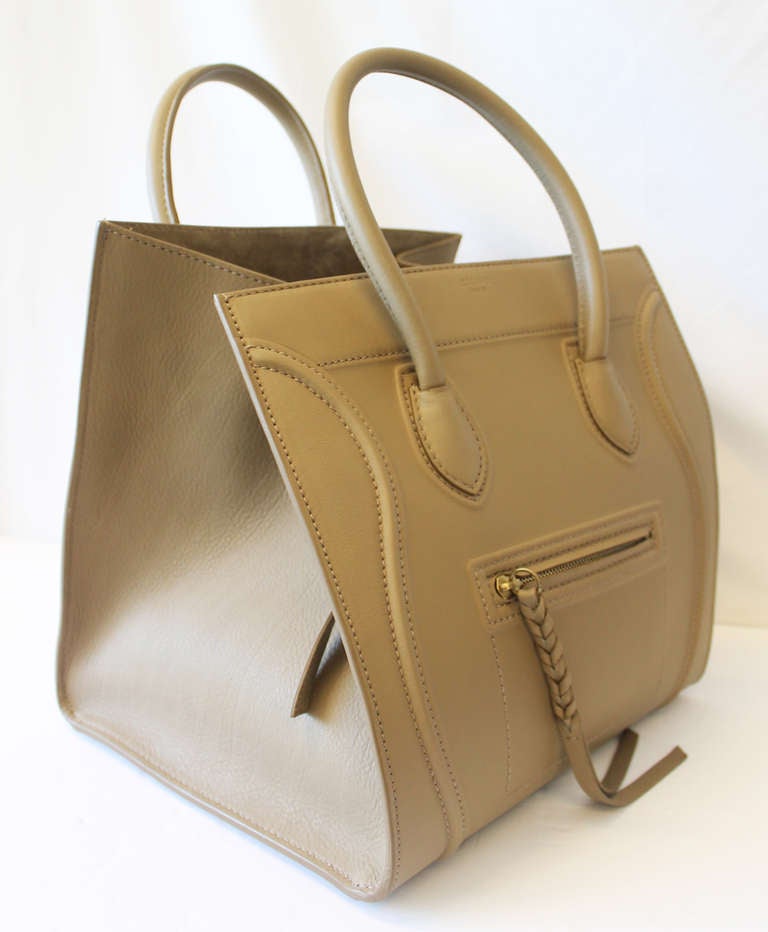 2013 - Celine Phantom Luggage Medium Tote Bag in Taupe In Excellent Condition For Sale In Westmount, Quebec