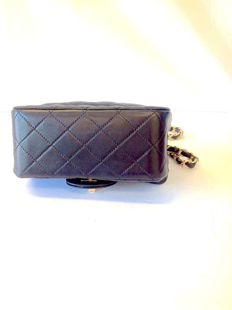 Early 2000's Chanel Mini Single Flap Lambskin Bag with Gold Hardware In Excellent Condition In Westmount, Quebec