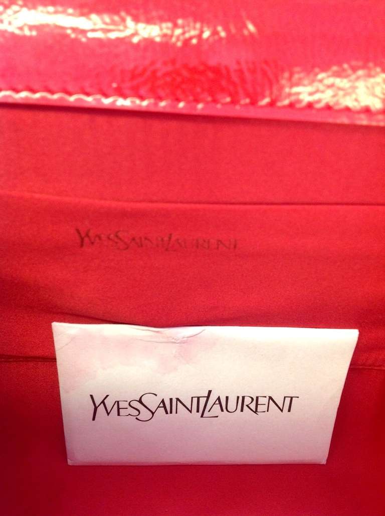 2012 - Yves Saint Laurent Belle Du jour Clutch In  Lipstick Red Patent In Excellent Condition In Westmount, Quebec