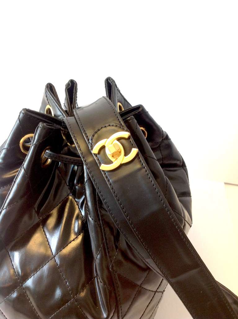 1990's Chanel Drawstring bag in Black Vinyl In Good Condition For Sale In Westmount, Quebec