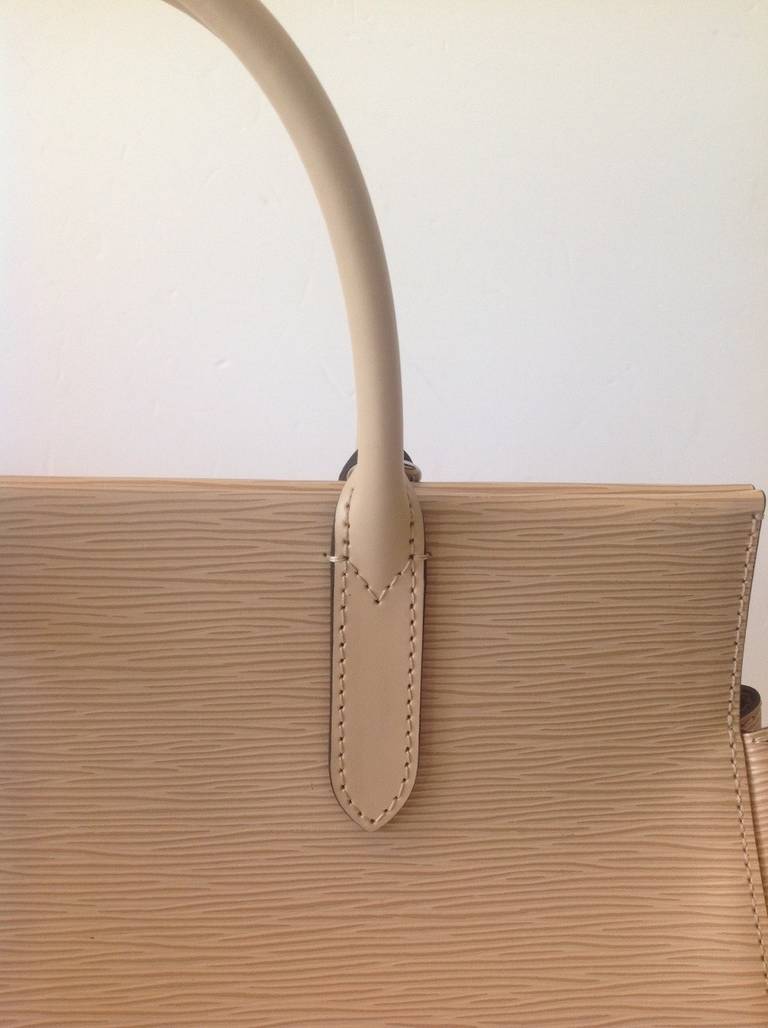 Brand New 2014 Louis Vuitton Marly MM Epi Leather in Dune In New Condition For Sale In Westmount, Quebec