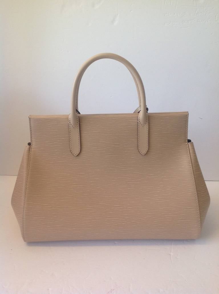 Made in: France
Style: Marly MM
Color: Dune
Width: 41cm
Height: 36cm
Depth: 17cm
Handle drop: 5