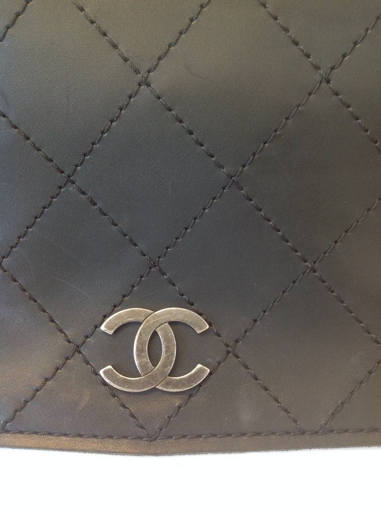 2014 Chanel Black Leather Crossbody Boy Bag with Silver Hardware In Excellent Condition For Sale In Westmount, Quebec
