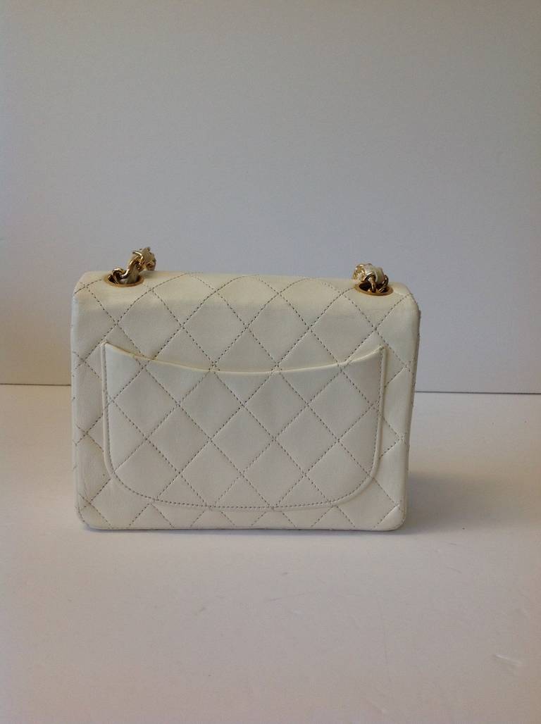 Chanel White Vintage Quilted Lambskin Leather Classic Mini Flap Bag In Good Condition In Westmount, Quebec