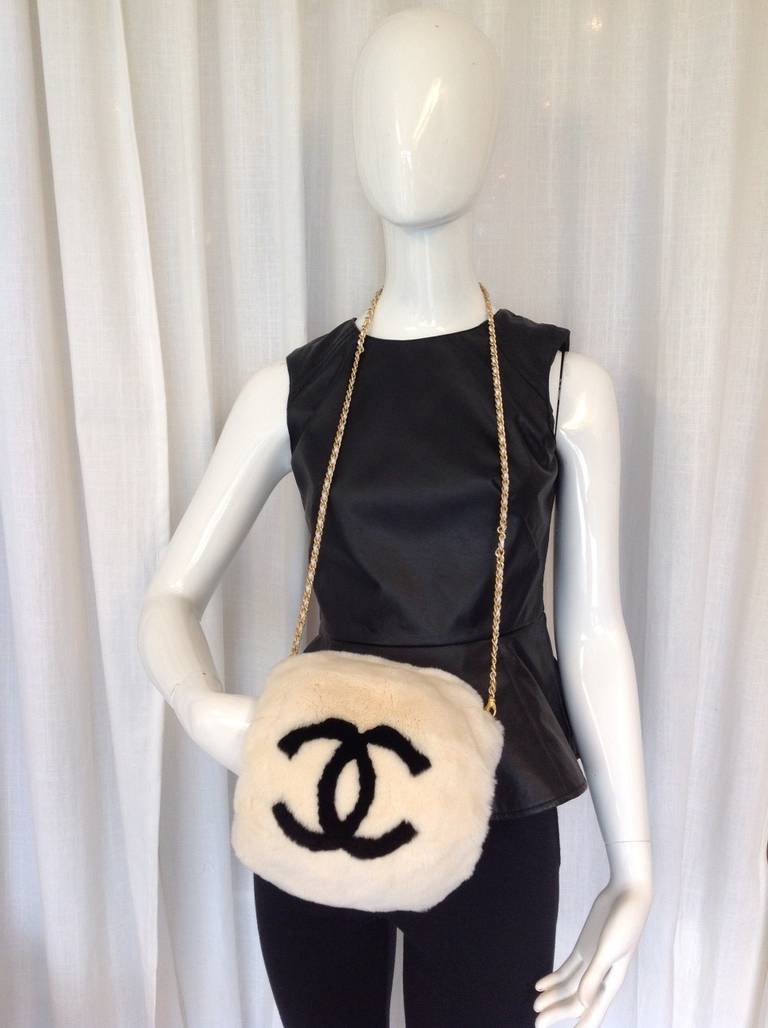 Chanel Hand Muff White & Black In Excellent Condition In Westmount, Quebec