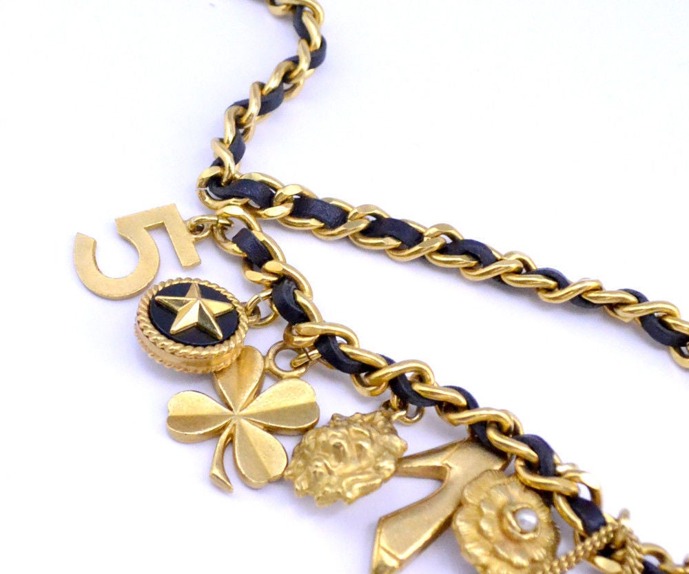 1994 CHANEL Lucky Charm Leather Chain Necklace / Belt Gold Vintage In Excellent Condition In Westmount, Quebec