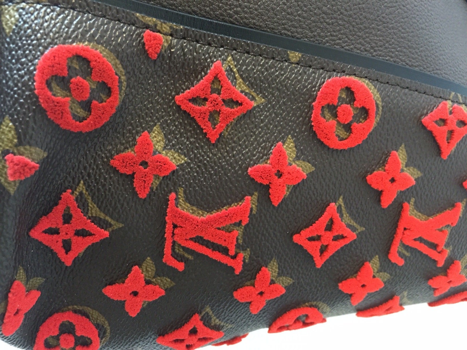 Brand: Louis Vuitton
Made in: France
Style: W Bag 

Color and Material: Brown leather body /Monogram canvas sides/ Red Louis Vuitton monogram velour embossed sides 
Serial Code: TR1114

Length: 13