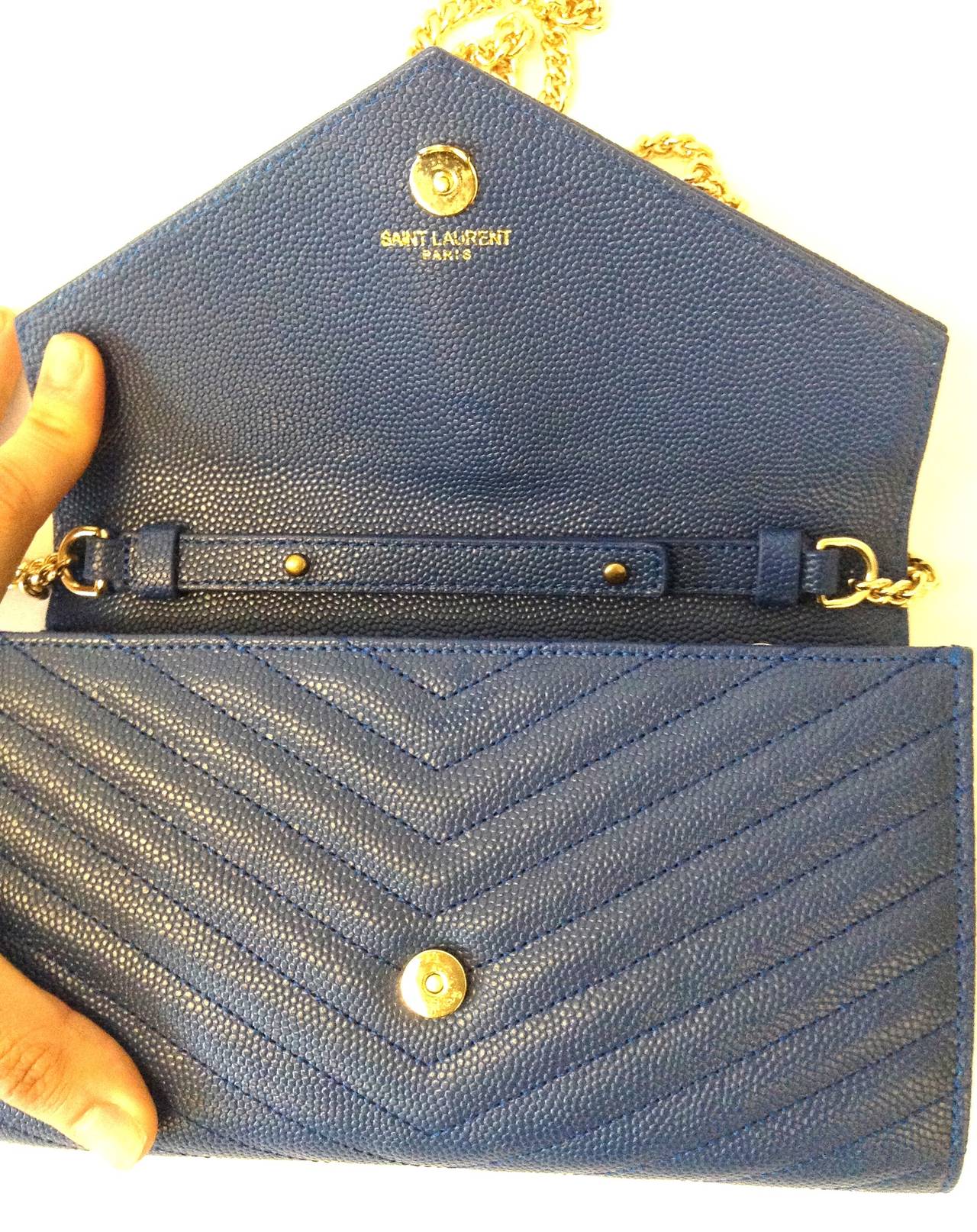Authentic stunning 2013 YSL Convertible clutch 

Made in italy 

Season collection fall 2013 

Comes with dust bag - price tag - Authentication from Archive Authentications 

22 inch chain strap - can we worn cross body or removable strap -