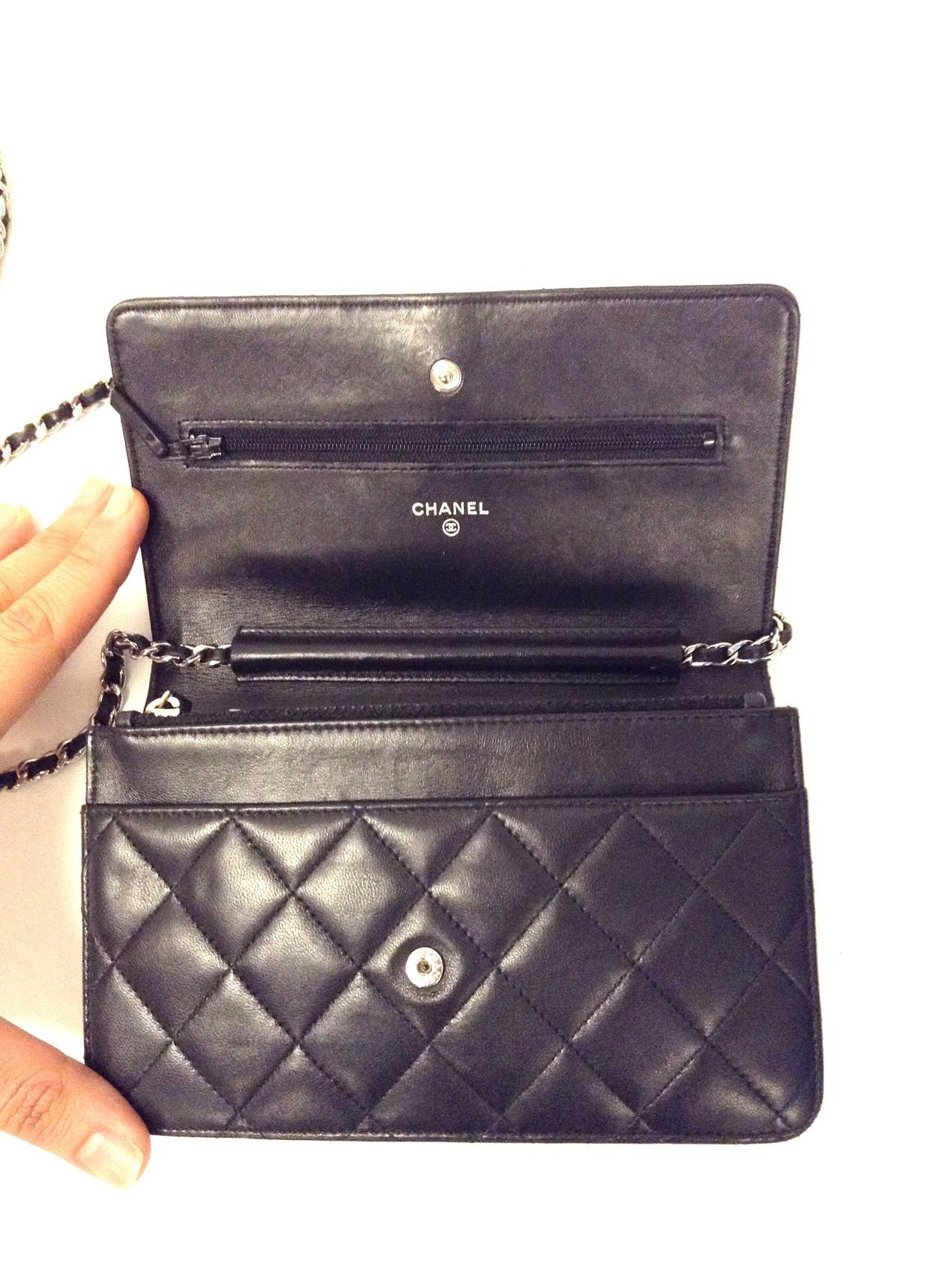 2012 CHANEL Classic wallet on Chain Flap bag Silver Hardware In Excellent Condition For Sale In Westmount, Quebec