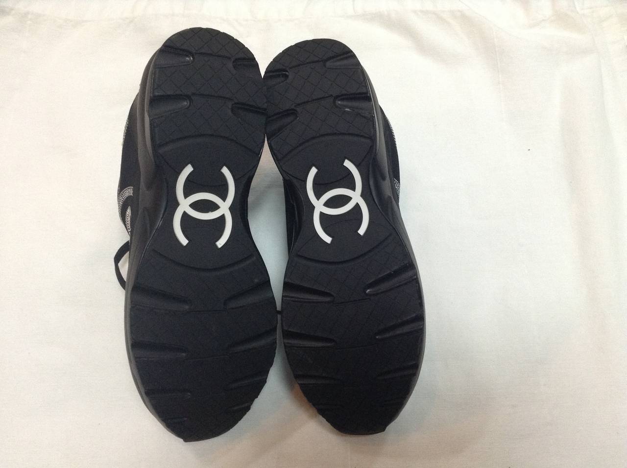 Current season Chanel Neoprene women's sneakers. Comes as is without box or dust bag.

Only worn twice.

Neoprene material

size 7/7.5