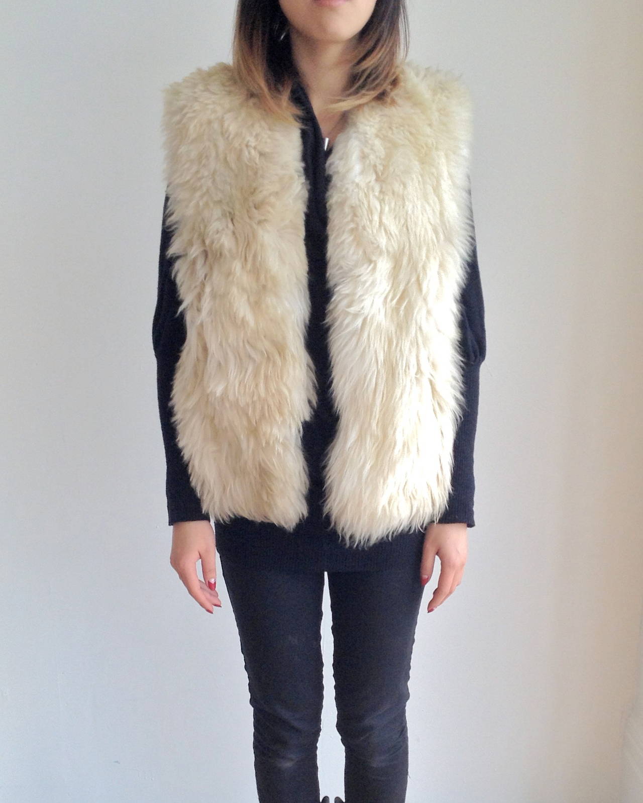 Vintage White Tibetan Lambskin Fur Vest. Pre-owned. Dry-cleaned. Fits like a small or extra small. 

Width: 34''
Length: 24''
Inseam armpit to bottom: 12
 

Location Toronto
