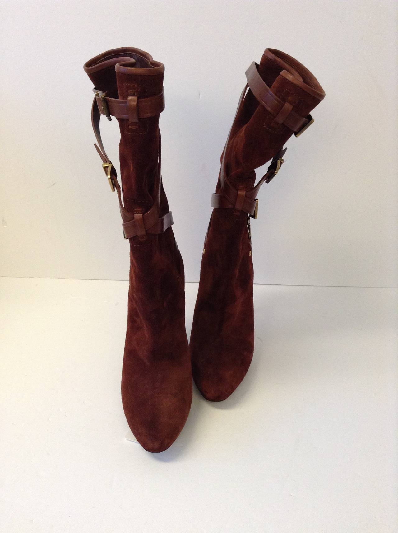 - Bordeau Colour 
- Suede 
- Featuring several buckles for aesthetic appeal
- Made in Italy
- Size 38.5
- Worn twice