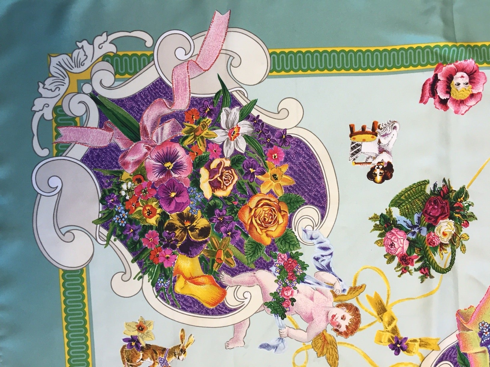 Brand: Gucci
Country: Italy
Material: 100% Silk
Condition: Excellent
Dimensions: 34.5