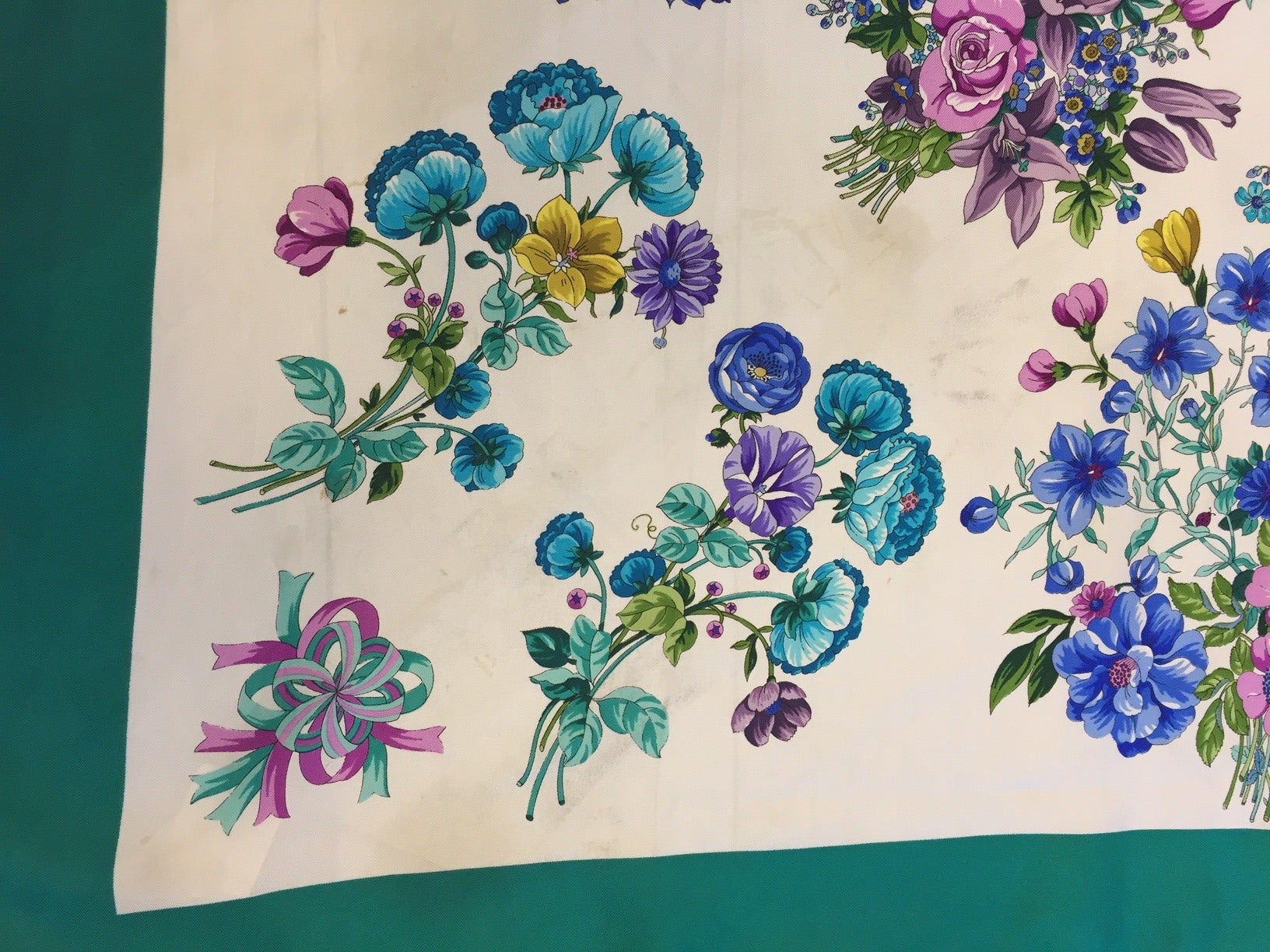 Gucci Flower Scarf In Excellent Condition For Sale In Westmount, Quebec