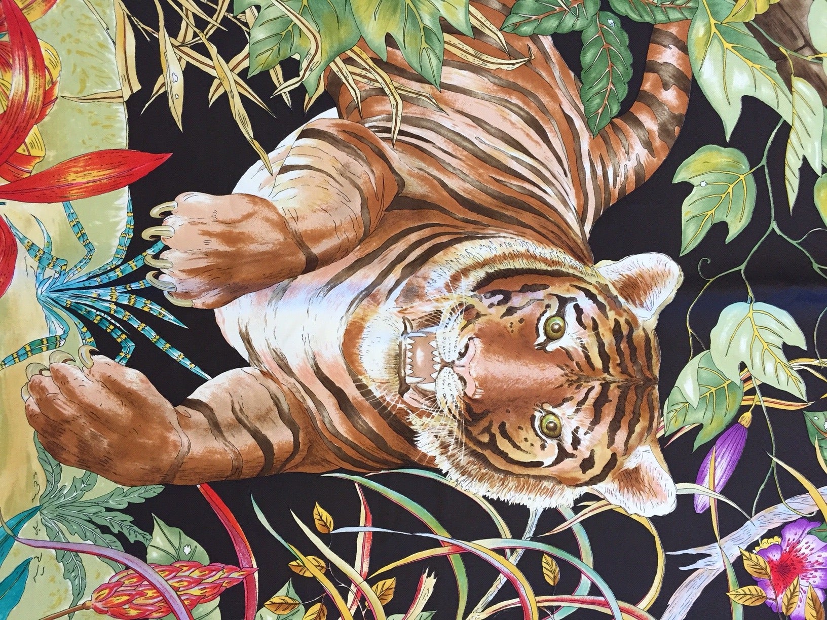 Gucci Tiger Scarf In Excellent Condition For Sale In Westmount, Quebec