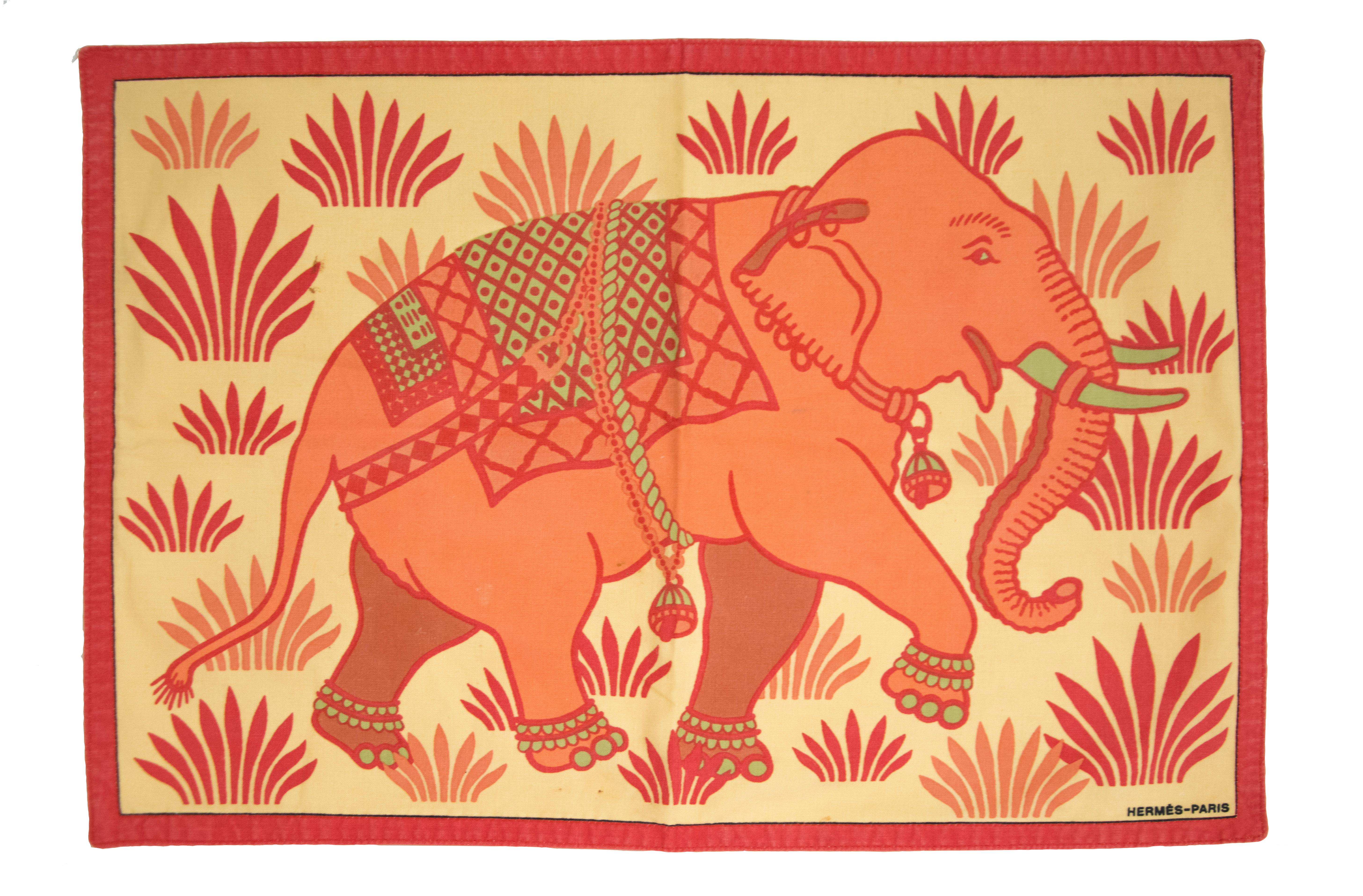 HERMÈS RARE  ELEPHANT PLACEMATS 
80s 

Four 100% cotton placemats by Hermès with their original spotted napkins. 

Grade condition A 

Placemats 45W x 31H cm 
Folded napkins 23W x 23H cm 
