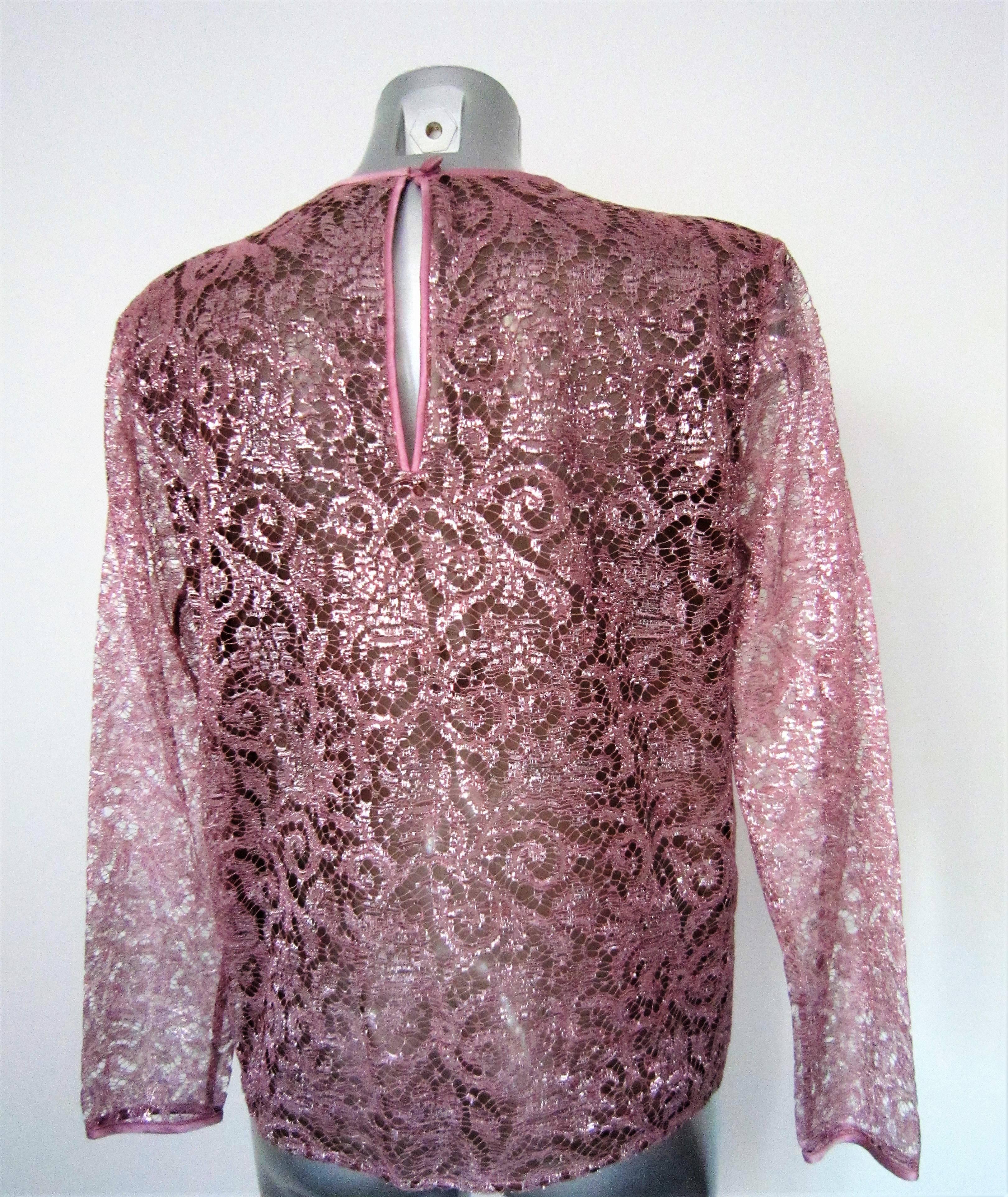 Beautiful Yves Saint Laurent pink lace blouse with inner silk fabric,1975-1980 circa
Inside there's a spare button

Size: There's no label but it seems to fit a 42 it, 38 EU, 10 UK, 6 US
Material: Lace and Silk

Approx. Measurements:

- Shoulder to