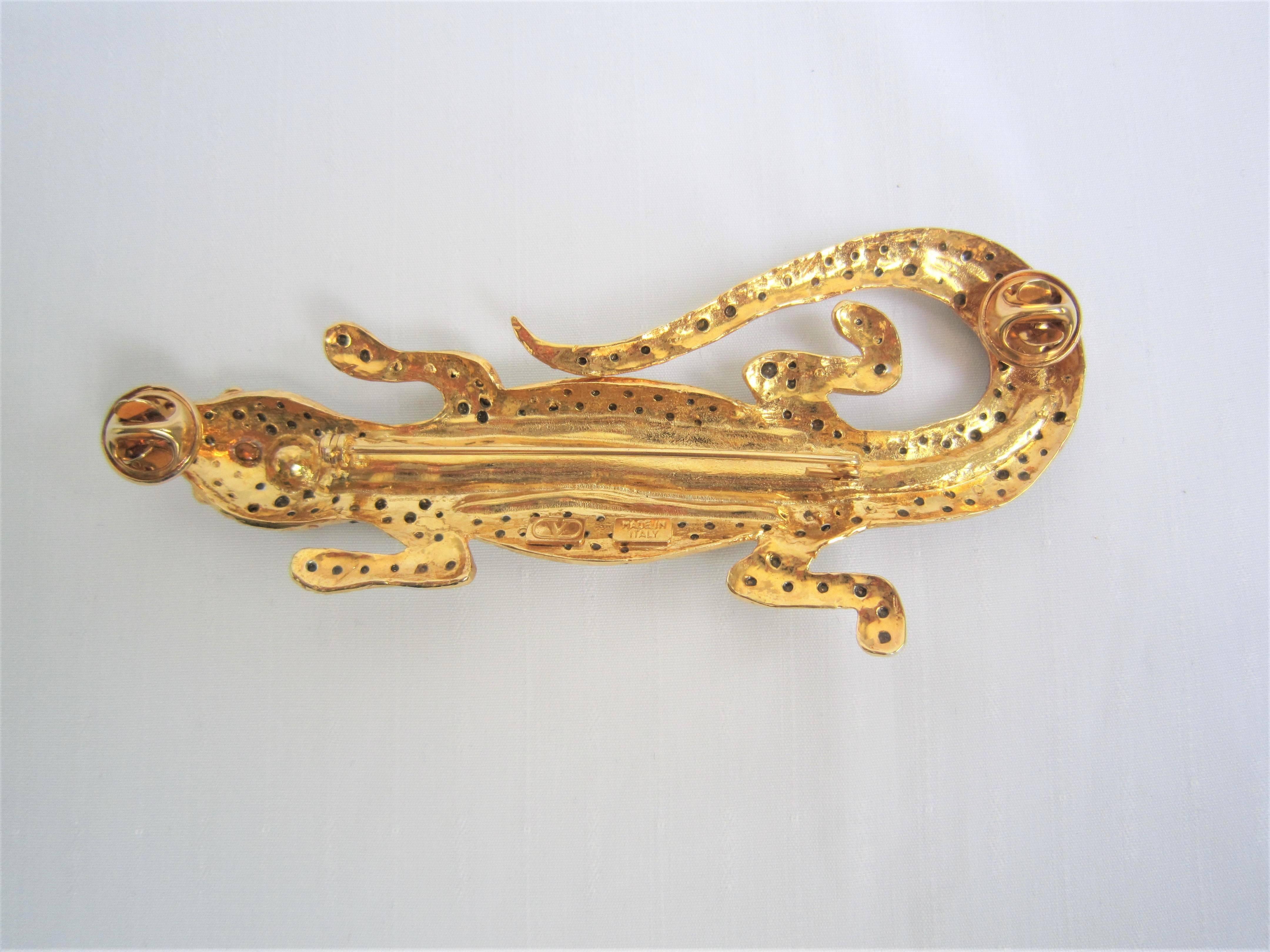 Stunning huge Valentino swarovski lizard brooch,1980s

Brooch has two pins to fix it and don't make it move

This wonderful brooch comes from 80's Valentino Caravani catwalk

Brand: Valentino

Material: gold tone metal, swarovski

Condition: Good