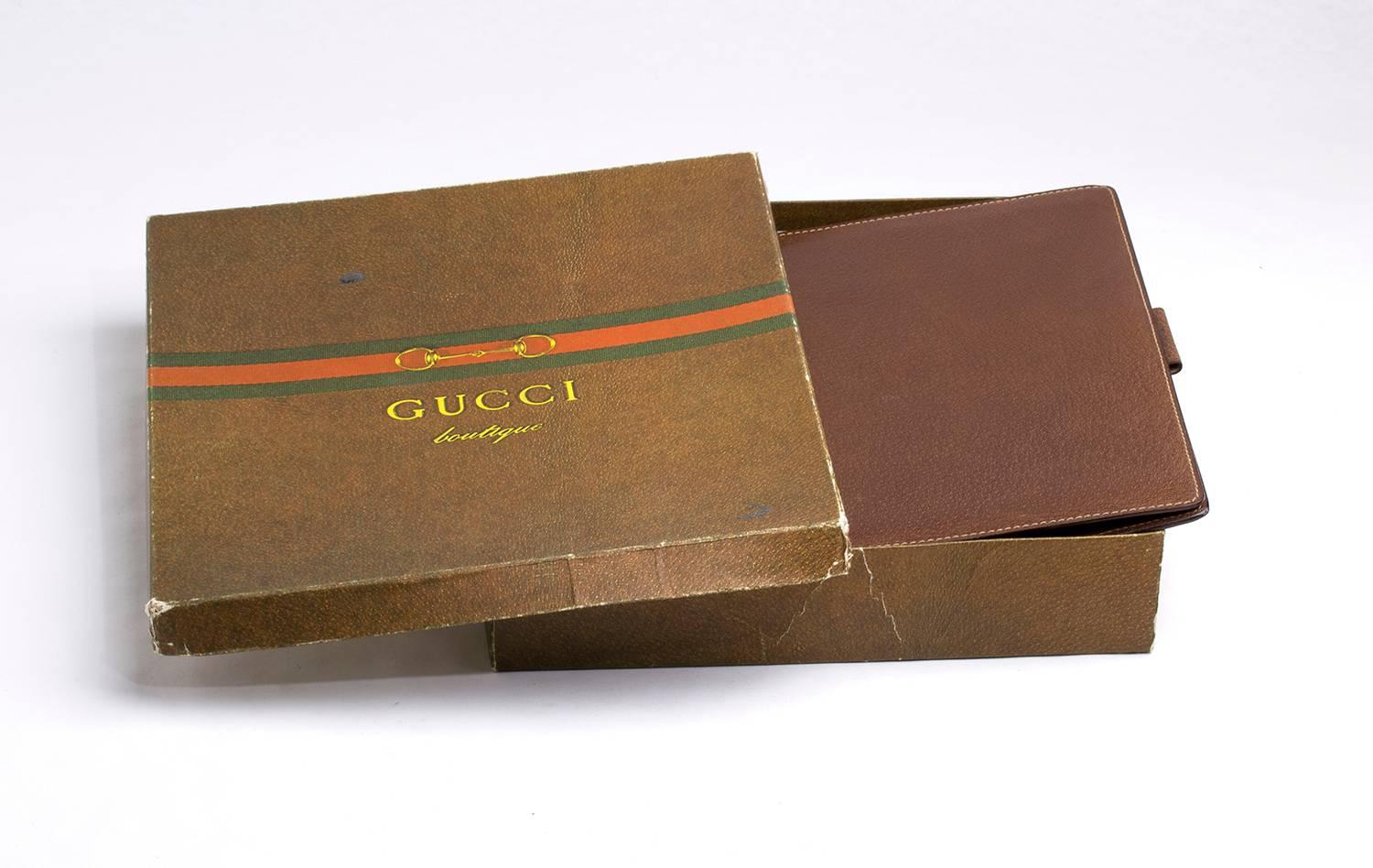 Beautiful Gucci brown leather organizer holder
The exterior is crafted in brown leather
It comes with its box 

Material: Light Brown Leather

Approx. Measurements (height x lenght ): 26x22 cm

Condition  :GOOD CONDITION - Some light wear of use
cod