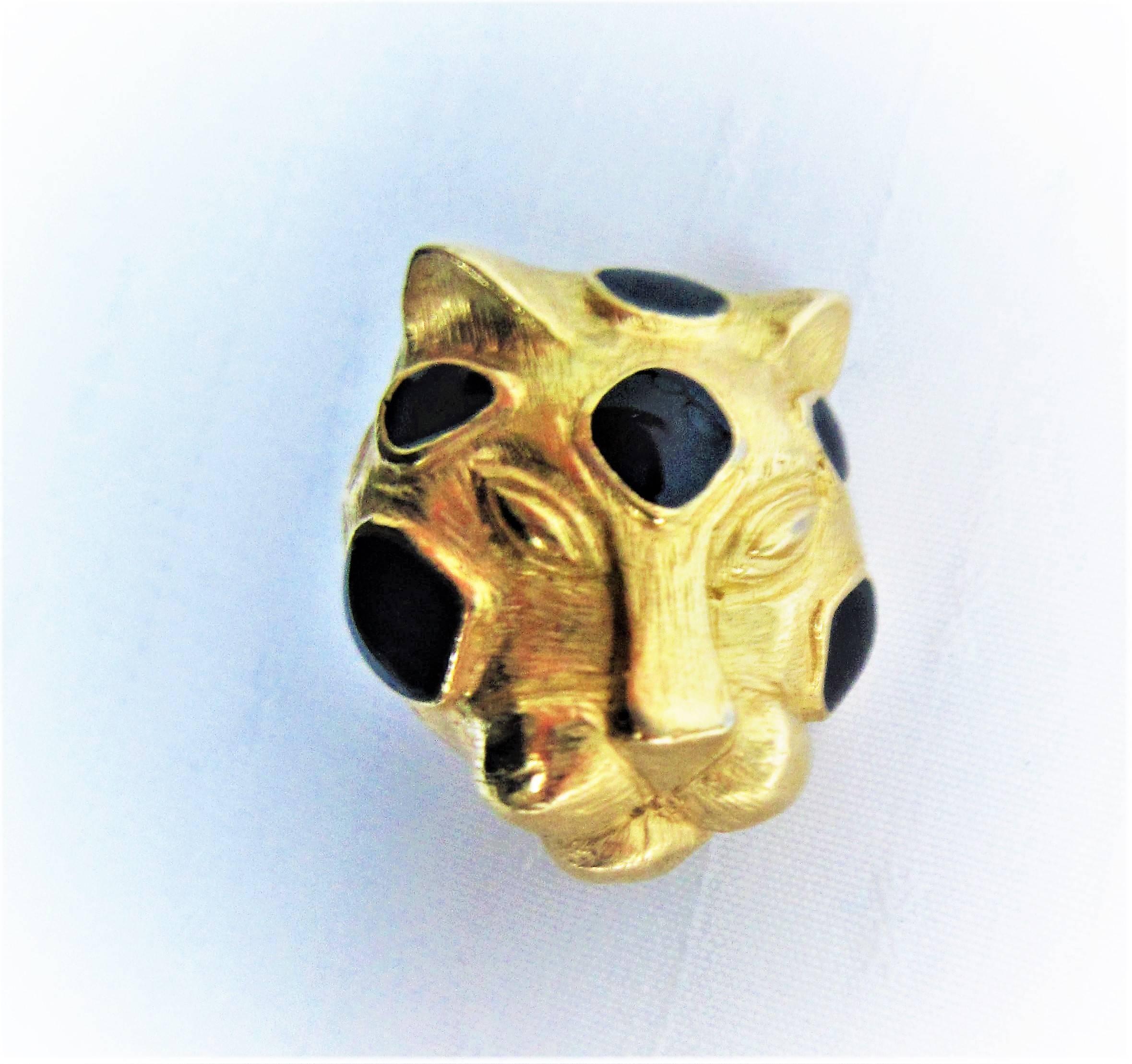 Vintage signed Trifari figural leopard clip on earrings, gold tone metal, black enamel.

They come with the original box

Brand: Trifari

Material: gold tone metal, enamel.

Condition: Good Conditions, Some light signs of wear

Approx.