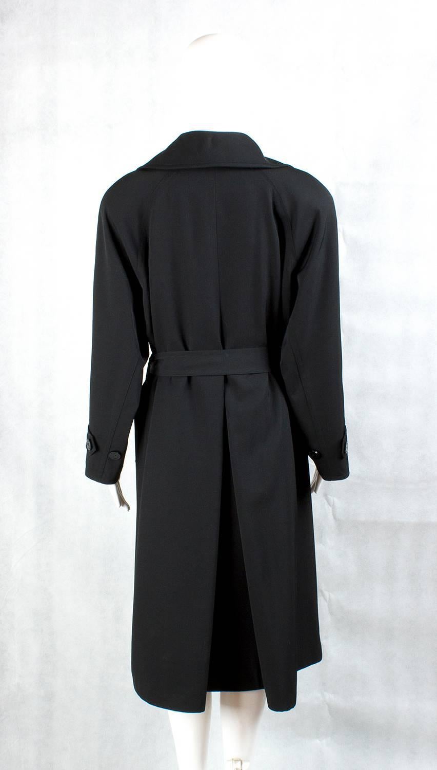 Chanel vintage Double Breasted black wool trench coat, 1990s

Material: 100% Wool

Color : Black

Main Closure: Button closure on the front

Pockets: 2 flap pockets to the waist

Internal lining: Black 100% silk lining with chanel logo

Size: no