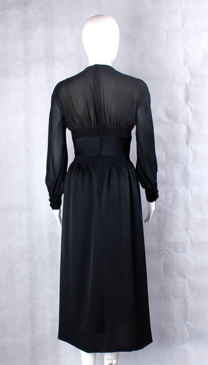 Wonderful Valentino Couture black silk gown, 1970s
The bodice is made of transparent black silk with origami motives embroidered in the middle of the dress.

Size : 40 IT, 8 UK, 4 US
Brand: Valentino Couture
Material: silk

Condition: Good